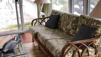 House, Multiple Beds (Austin's Serenity) | Living room