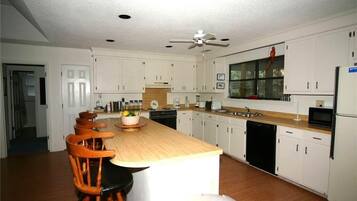 House, Multiple Beds (Clark's Cove) | Private kitchen