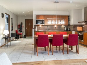 Fridge, microwave, dishwasher, cookware/dishes/utensils