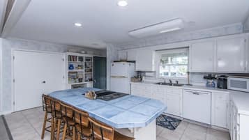 House, Multiple Beds (Escape) | Private kitchen