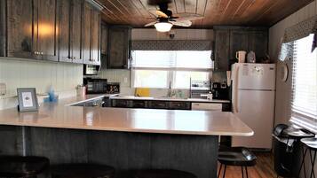 House, Multiple Beds (Fish Called Wanda) | Private kitchen