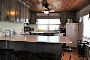 House, Multiple Beds (Fish Called Wanda) | Private kitchen