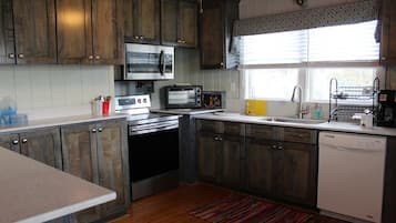 House, Multiple Beds (Fish Called Wanda) | Private kitchen