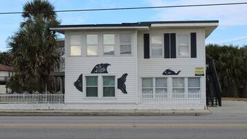 House, Multiple Beds (Fish Called Wanda) | Exterior