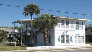 House, Multiple Beds (Fish Called Wanda) | Exterior