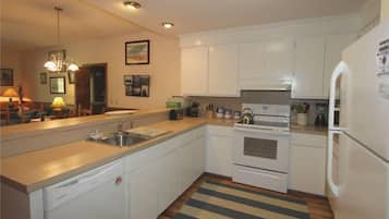 House, Multiple Beds (Miss Irene) | Private kitchen