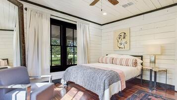 4 bedrooms, iron/ironing board, WiFi, bed sheets