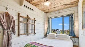 2 bedrooms, WiFi, bed sheets - Flophouze Shipping Container Hotel - Houze 1 (Round Top)