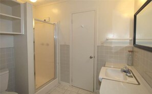 Talo, useita sänkyjä (Oristo) | Kylpyhuone