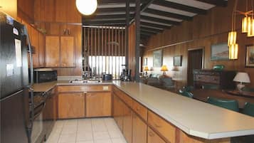 House, Multiple Beds (Oristo) | Private kitchen