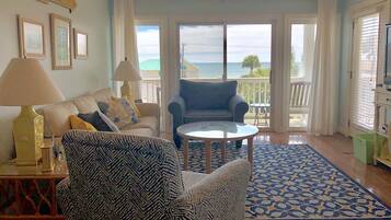 Nhà, nhiều giường (The Retreat 5B) | Phòng khách