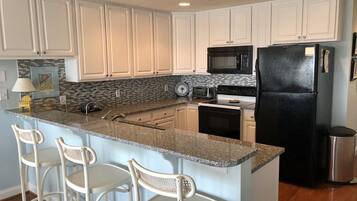 Nhà, nhiều giường (The Retreat 5B) | Bếp riêng | Tủ lạnh, lò vi sóng, lò nướng, máy rửa bát