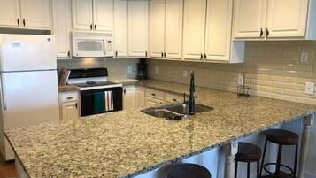 Rumah, Beberapa Tempat Tidur (The Retreat 6A) | Dapur pribadi | Lemari es, microwave, oven, dan mesin pencuci piring