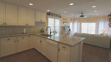 Rumah, Beberapa Tempat Tidur (The Retreat 6A) | Dapur pribadi | Lemari es, microwave, oven, dan mesin pencuci piring