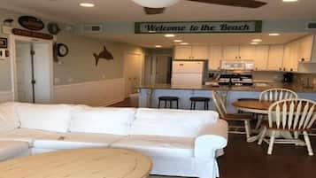 Rumah, Beberapa Tempat Tidur (The Retreat 6A) | Ruang keluarga