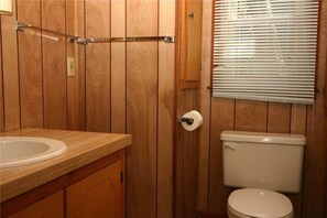 Ferienhaus, Mehrere Betten (Sea Braces- Apt B) | Badezimmer