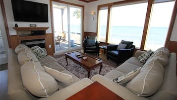 House, Multiple Beds (Stormy's Newhaven) | Living room