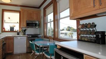 House, Multiple Beds (Stormy's Newhaven) | Private kitchen | Fridge, microwave, oven, dishwasher