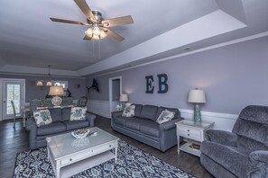 House, Multiple Beds (Sutton House) | Living room