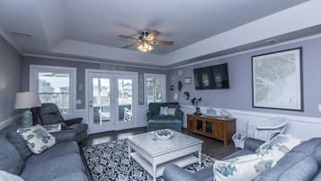 House, Multiple Beds (Sutton House) | Living room