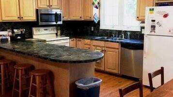 House, Multiple Beds (Swamp Fox) | Private kitchen | Fridge, microwave, oven, dishwasher