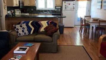 House, Multiple Beds (Swamp Fox) | Living room