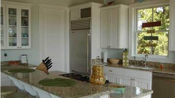 House, Multiple Beds (Sweet Grass) | Private kitchen | Fridge, microwave, oven, dishwasher