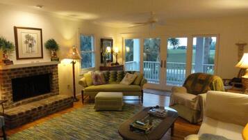 House, Berbilang Katil (The Bay) | Ruang tamu