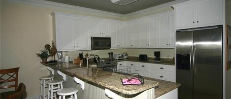 Casa, varias camas (Thistle Dew) | Cocina privada | Refrigerador, microondas, horno y cafetera y tetera