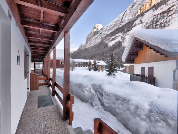 Stroll through this serene outdoor corridor, lined with a wooden ceiling and walls, and enjoy the peaceful views of the surrounding snow-covered landscape.