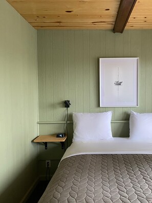 Standard Room, 1 Queen Bed, Non Smoking | Premium bedding, iron/ironing board, free WiFi, bed sheets - The River Hills Motel - Algoma, WI - Near Door County (Algoma)