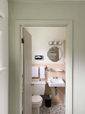 Duschwanne, Designer-Toilettenartikel, Haartrockner, Handtücher