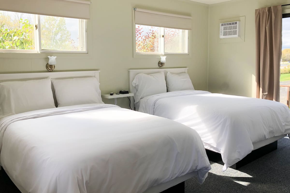 Habitación Prestigio, 2 camas matrimoniales, para no fumadores, patio | Ropa de cama de alta calidad y tabla de planchar con plancha