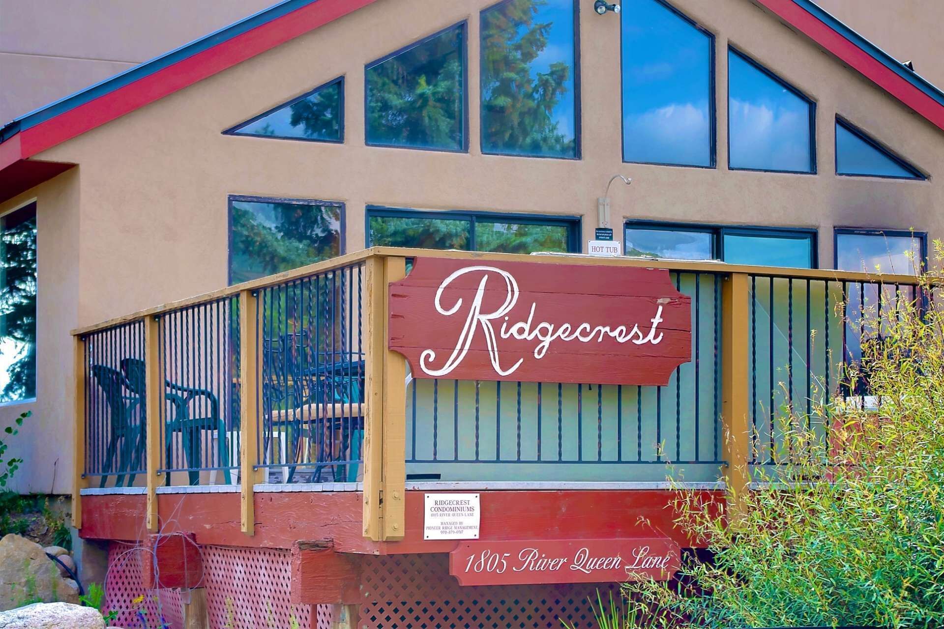 Un bâtiment sur lequel on peut lire l’inscription « Ridgecrest », et en dessous, une autre inscription indiquant « 1805, River Queen Lane ».
