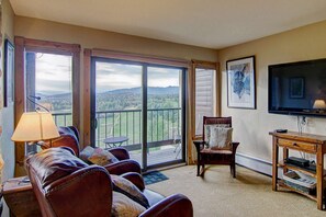 TV connectée, cheminée, livres