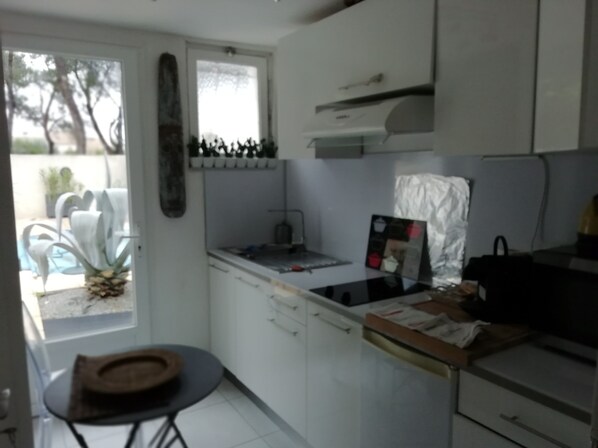 ثلاجة، موقد طهي مسطح، ماكينة لصنع القهوة/الشاي، غلّاية كهربائية