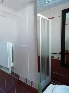 Douche, sĂšche-cheveux, serviettes fournies, papier toilette