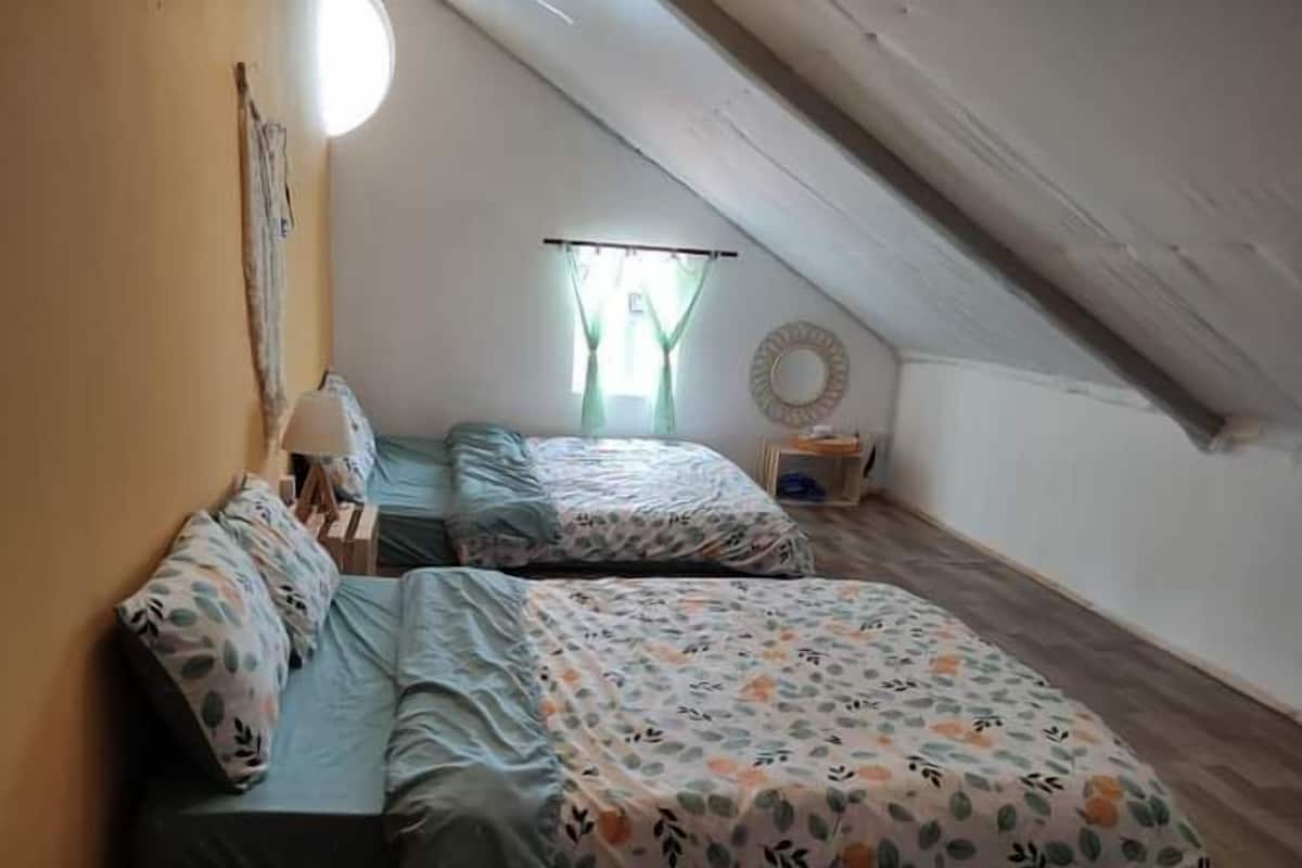 Habitación cuádruple básica | Cortinas blackout y wifi gratis