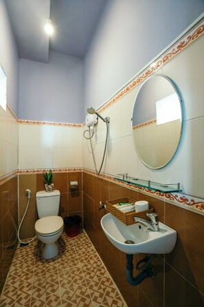 A bathroom with a toilet, sink, and shower. - Gia Han Hotel (Xuan Huong - Da Lat)