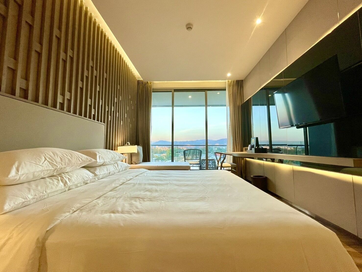 In-room safe, soundproofing, free WiFi, bed sheets