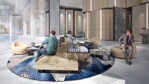 Een ruime lobby met een centraal zitgedeelte, een zwembad en een modern architectonisch ontwerp.