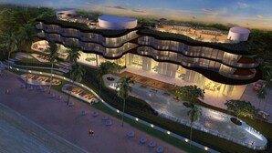 Een modern hotel met een uniek, golvend ontwerp, buitenzwembaden en weelderige beplanting.