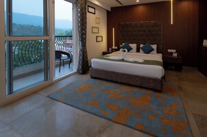 Family Suite with Balcony | In-room safe, desk, blackout drapes, soundproofing