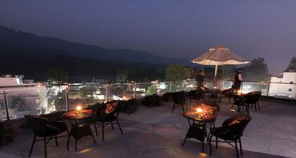 HOLYWATER Hotel by Ganga Kinare (150 mts from Ganga Ghat)