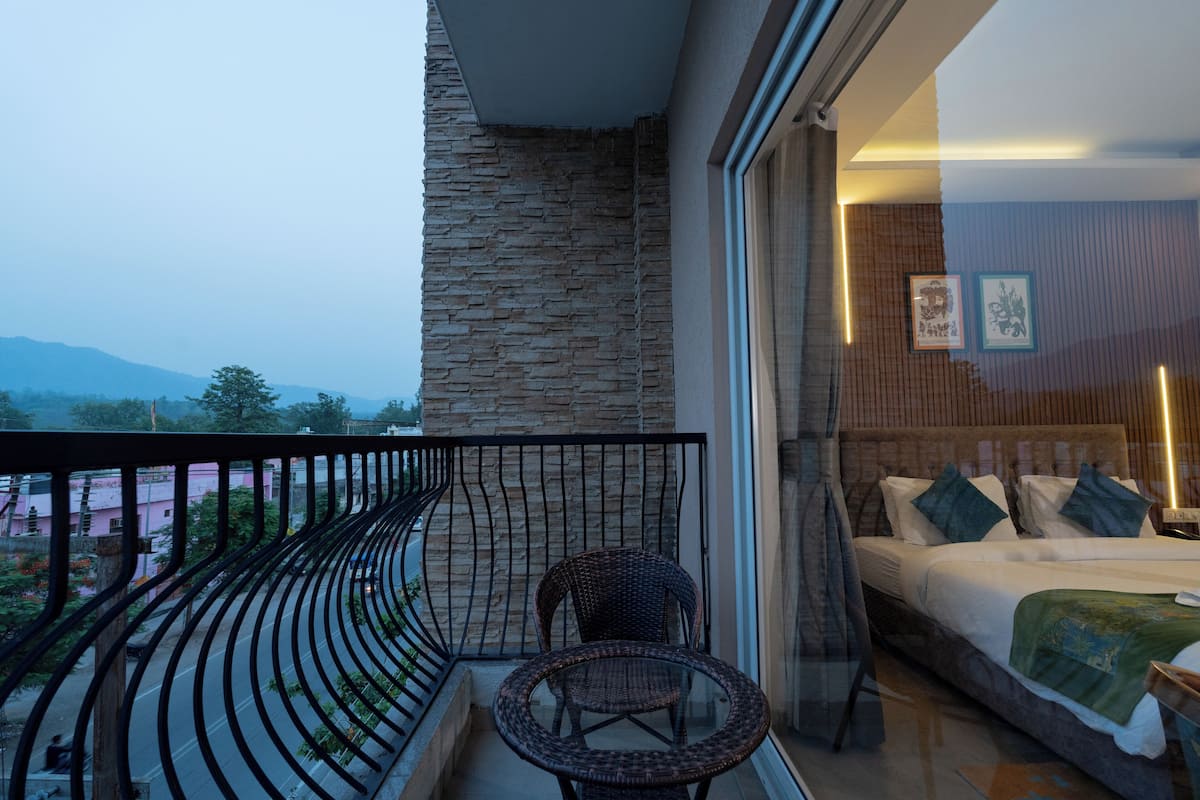 Superior Room Balcony | Een kluis op de kamer, een bureau, verduisterende gordijnen
