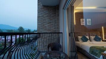 Superior Room Balcony | セーフティボックス (室内)、デスク、遮光カーテン、防音設備