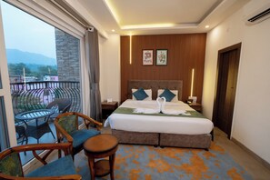 Family Suite with Balcony | Caja fuerte, escritorio, cortinas opacas y sistema de insonorización
