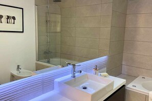 Hair dryer, towels, shampoo, toilet paper - Sea Views. Free Park. TV & Wi-Fi. Caniço de Baixo. (Caniço)