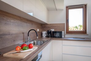 ثلاجة، ميكروويف، فرن، موقد طهي مسطح