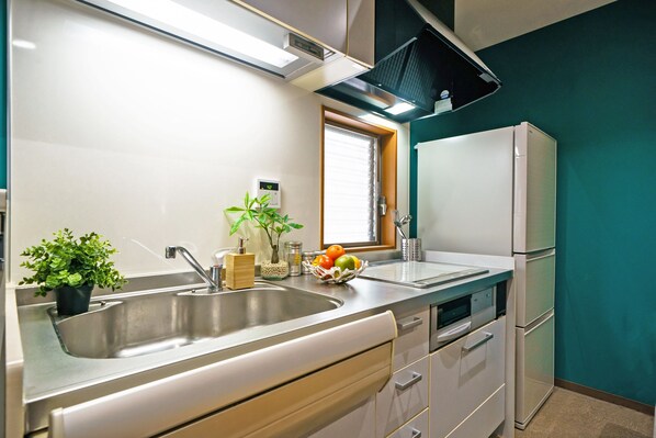 Appartement, 1 chambre, non-fumeurs | Cuisine privée | Réfrigérateur, micro-ondes, plaque de cuisson, bouilloire électrique